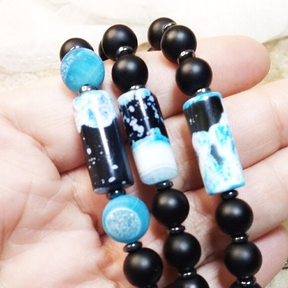 Gorgeous Blue & Black Fire Agate Stretch Bracelet - Fits 7" Wrists - Picture 5 of 6